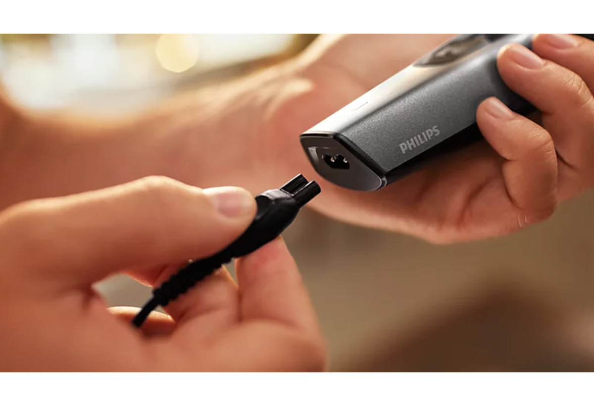 Απεικονίζεται η κουραυτική να συνδέεται με καλώδιο πρίζας.